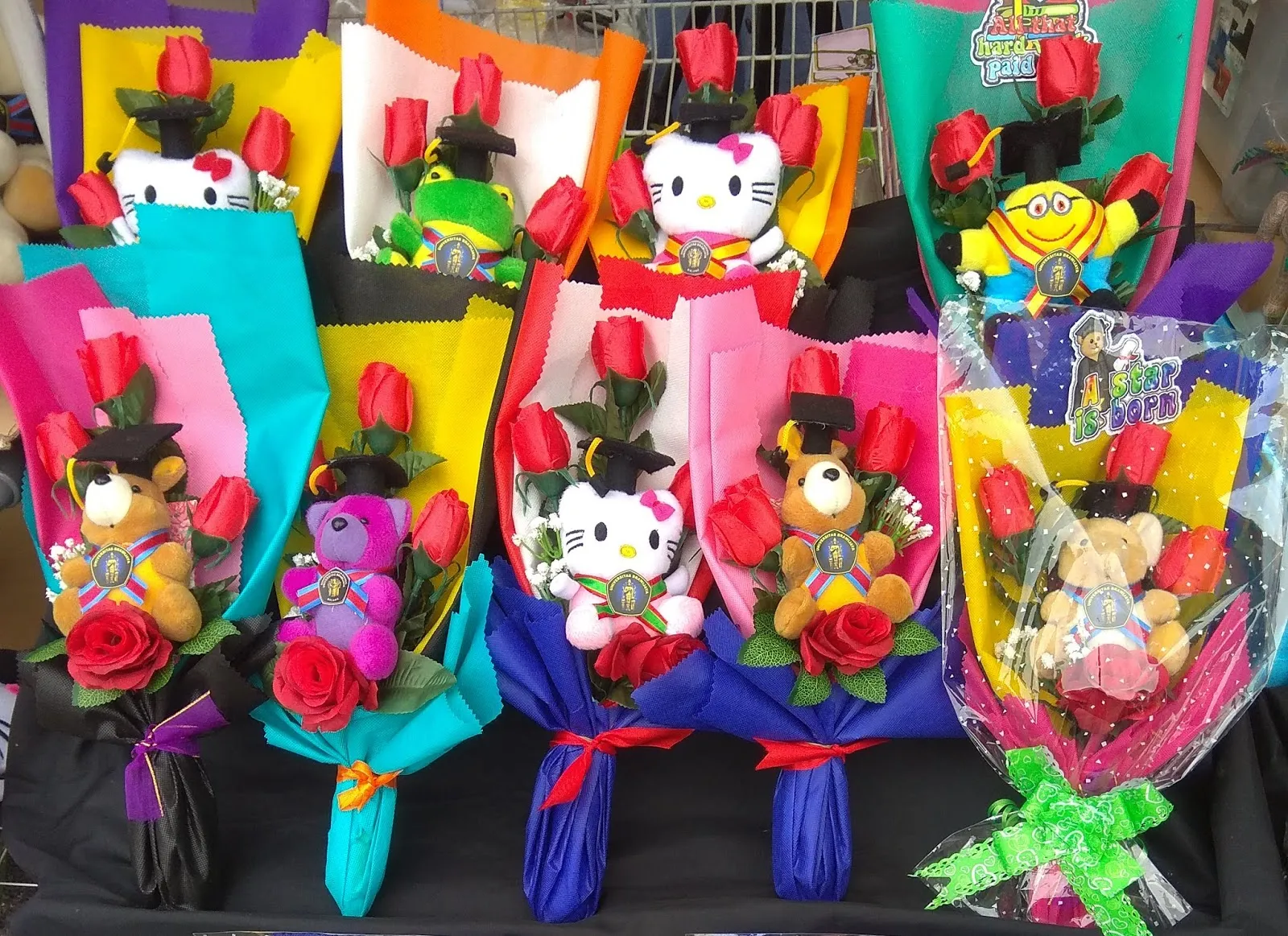 Buket boneka wisuda berbungkus kain spunbond warna-warni